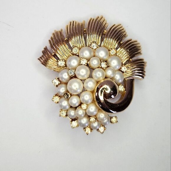 Vintage Signed Crown Trifari 1950s Alfred Philippe Faux Pearl Rhinestone Brooch - Picture 1 of 13